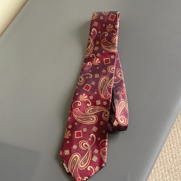 Silk hand tailored tie in burgundy and gold - Picture 2 of 4